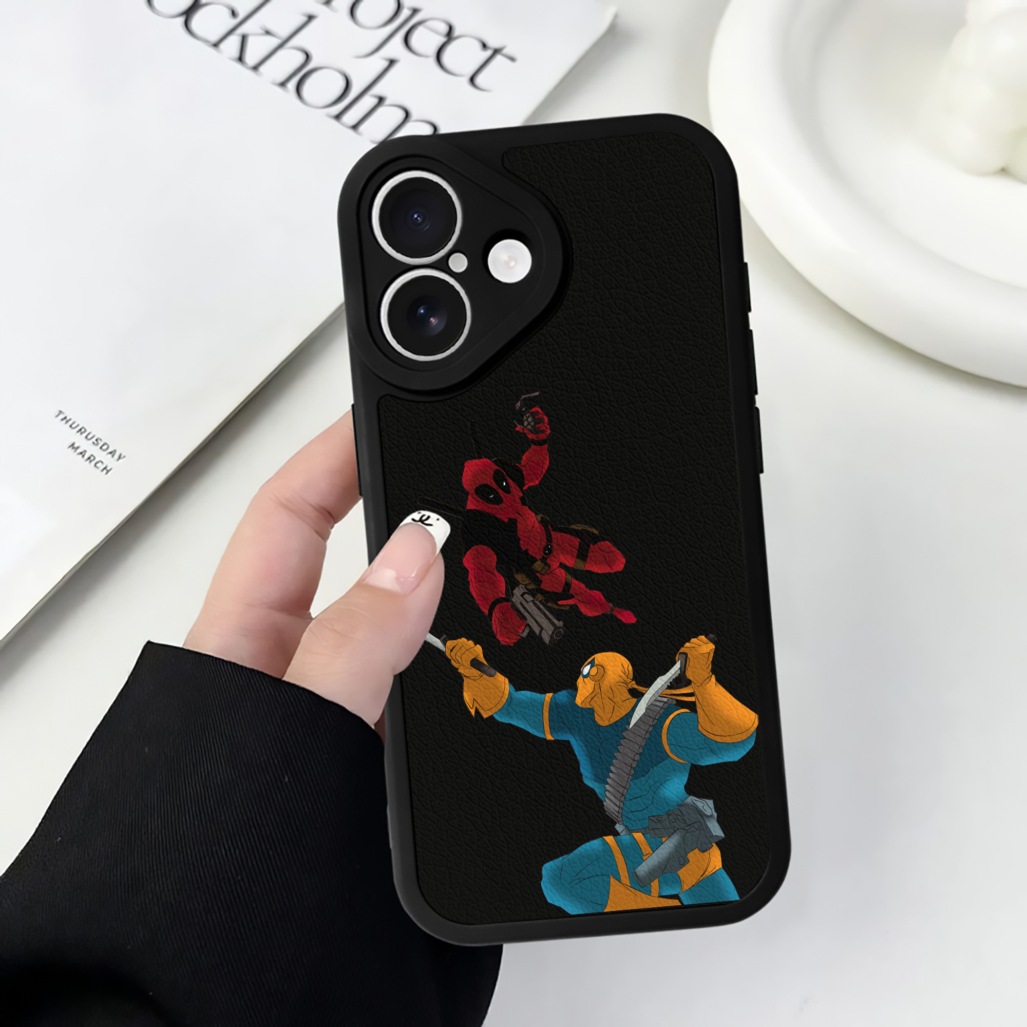 （画像用） Deadpool デッドプール 【iPhone 16シリーズ対応】シリコンスマホケース（レザー調） 材質：シリコン